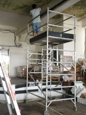 鋁合金工作台(Aluminum Scaffolding)有闊架、窄架兩個選擇，可按工程需要而調節。