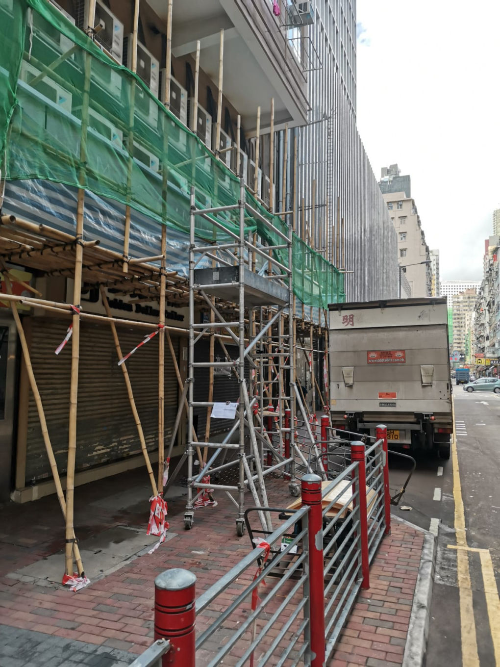 傳統竹棚可克服香港建築物三尖八角多彎位的特性，靈活地適應各項高空工程。