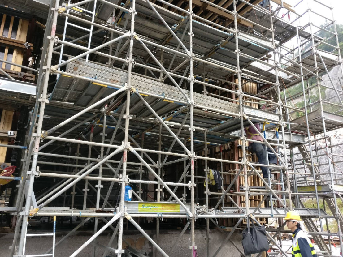 金屬棚架(Metal scaffolding)可以自由組合。